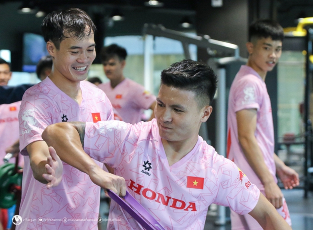 Quang Hải đi thi đấu, Chu Thanh Huyền khoe mang quà về thăm bố mẹ chồng - Ảnh 3.